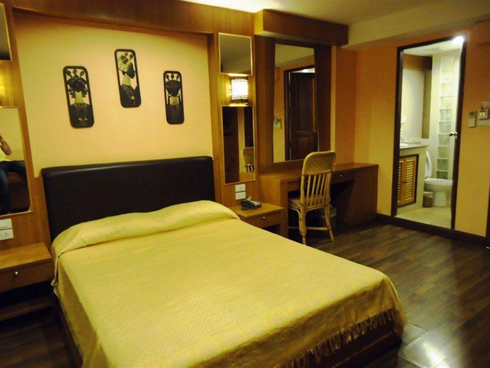 Oyo 437 Hostel Na Nara Банкок Екстериор снимка