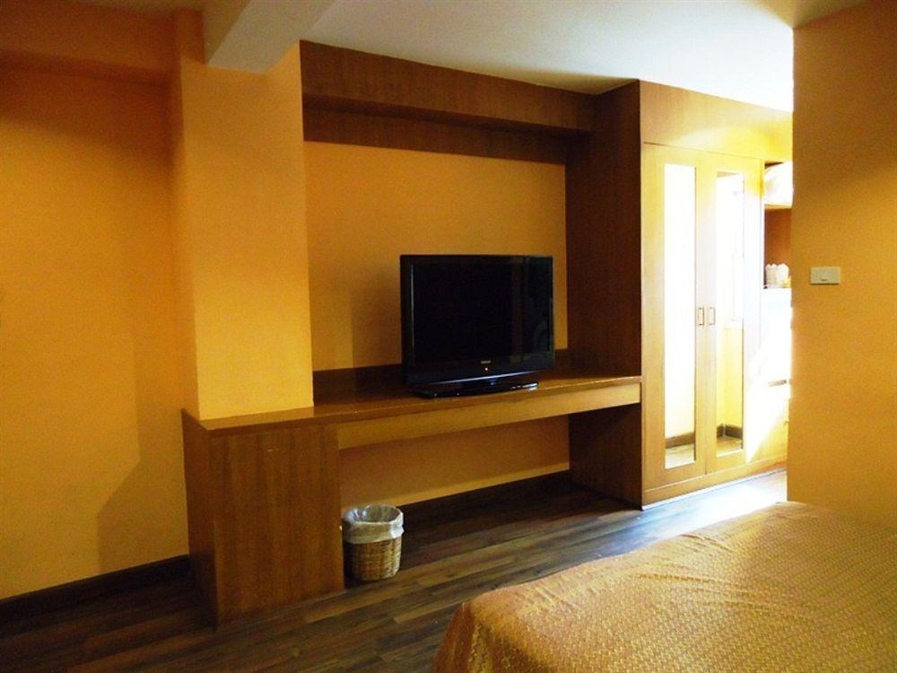 Oyo 437 Hostel Na Nara Банкок Екстериор снимка