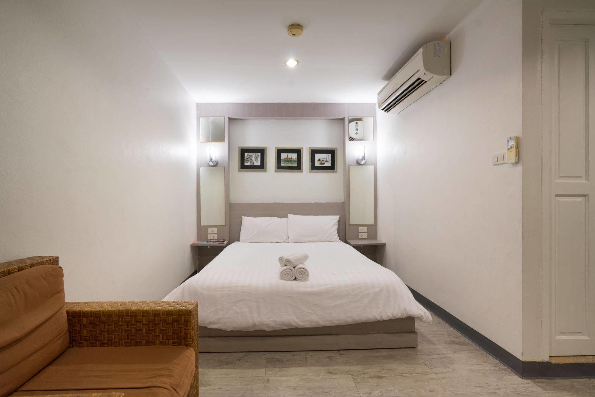 Oyo 437 Hostel Na Nara Банкок Екстериор снимка