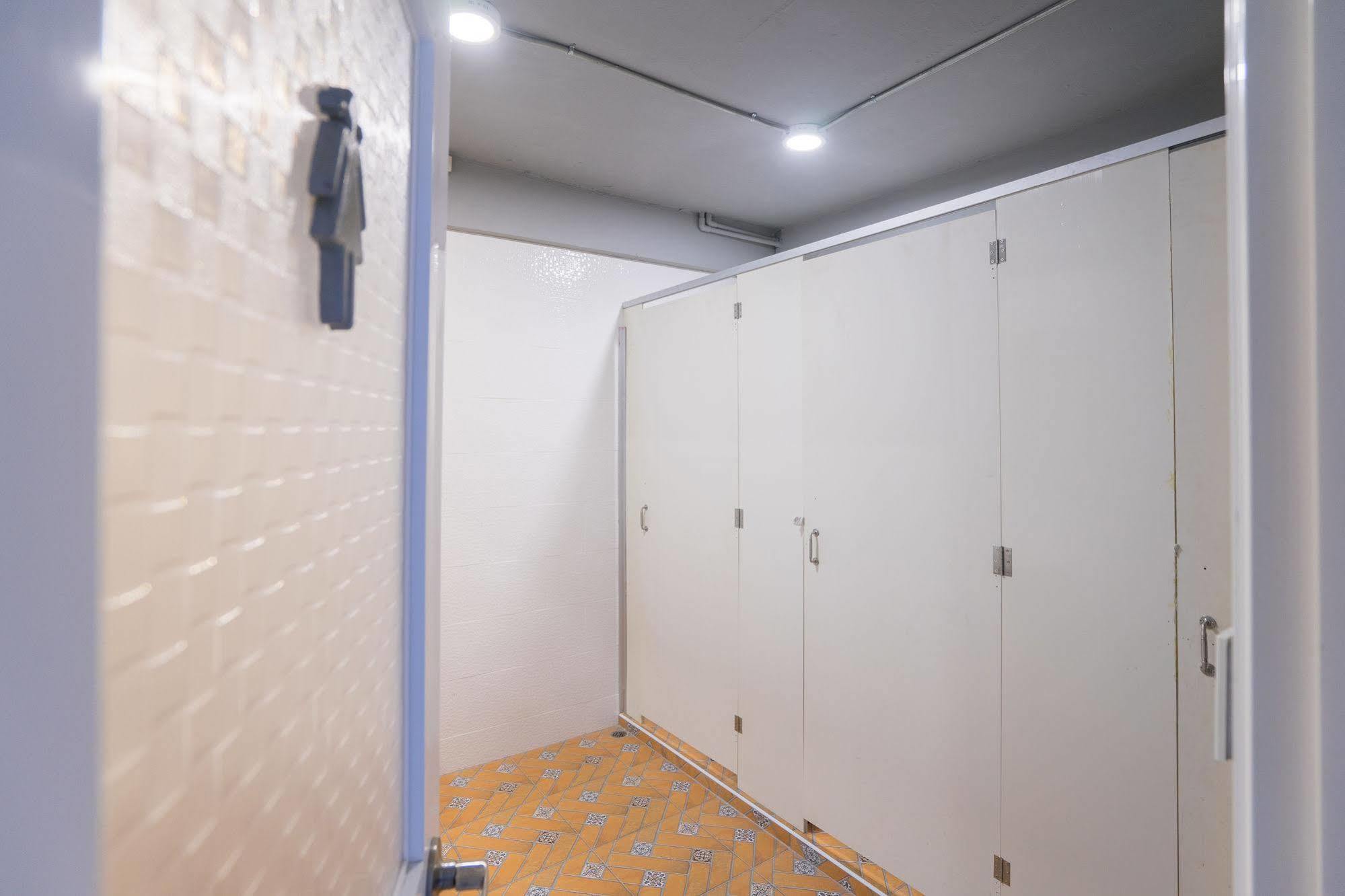 Oyo 437 Hostel Na Nara Банкок Екстериор снимка