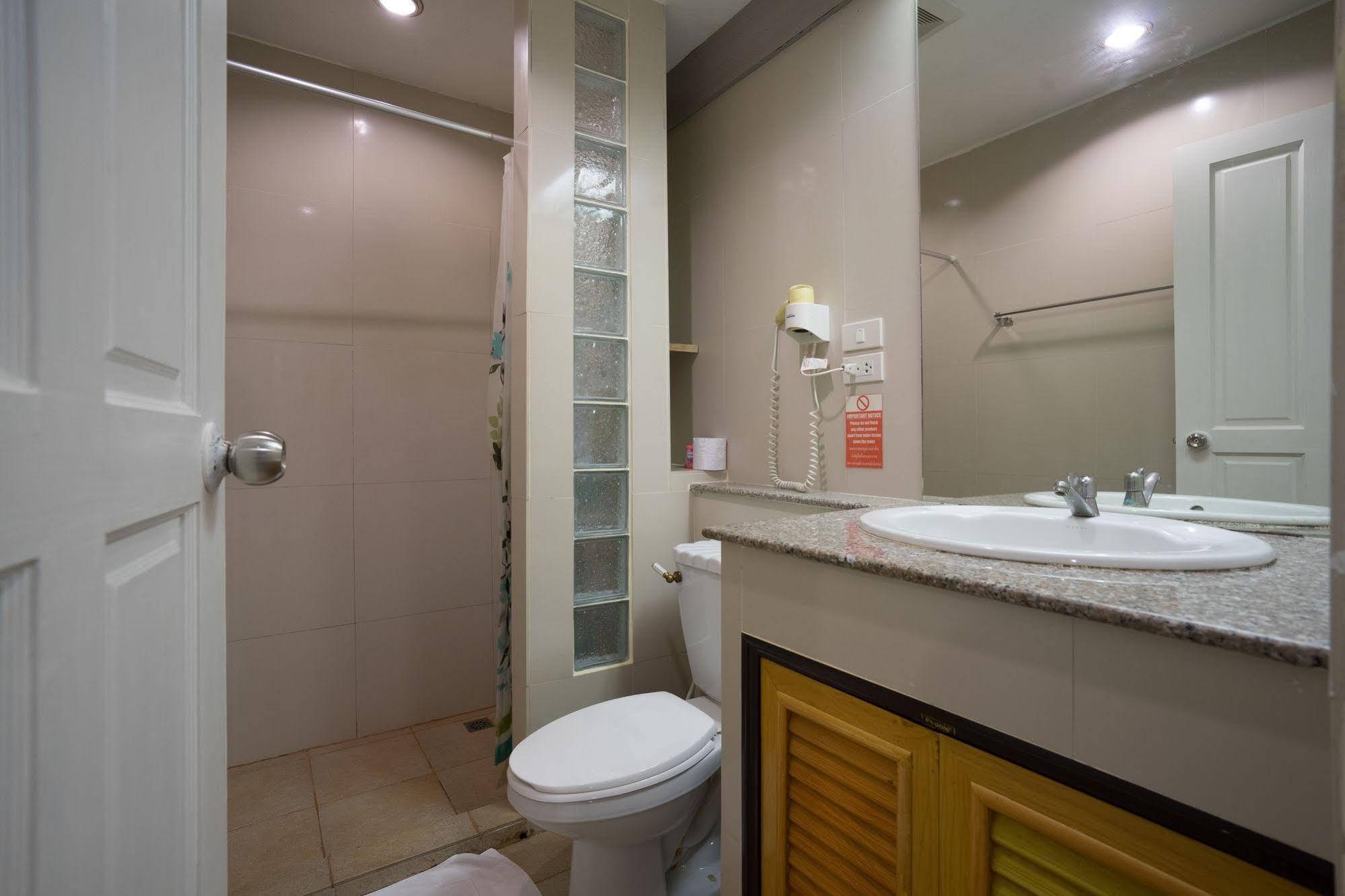 Oyo 437 Hostel Na Nara Банкок Екстериор снимка