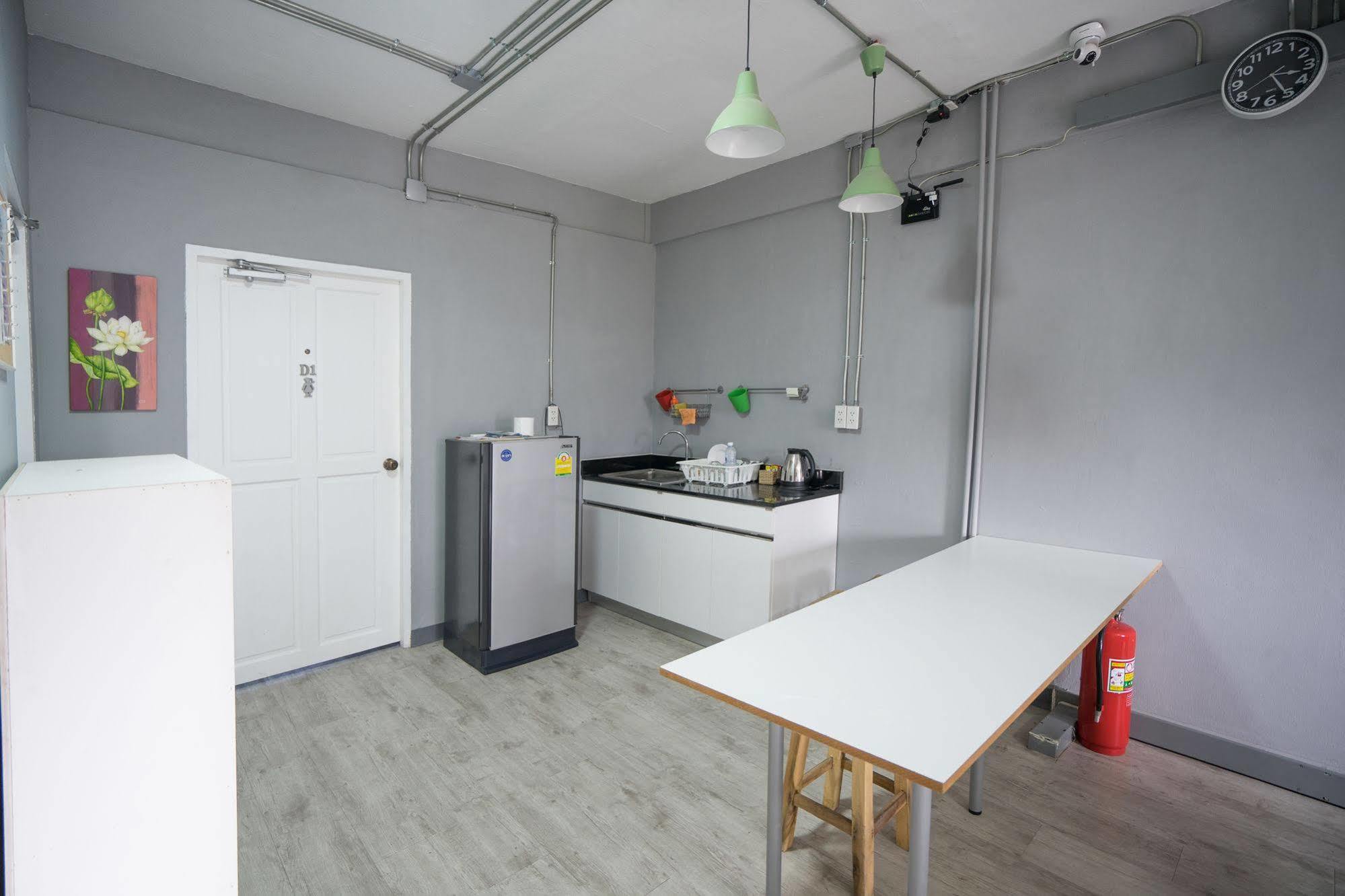 Oyo 437 Hostel Na Nara Банкок Екстериор снимка