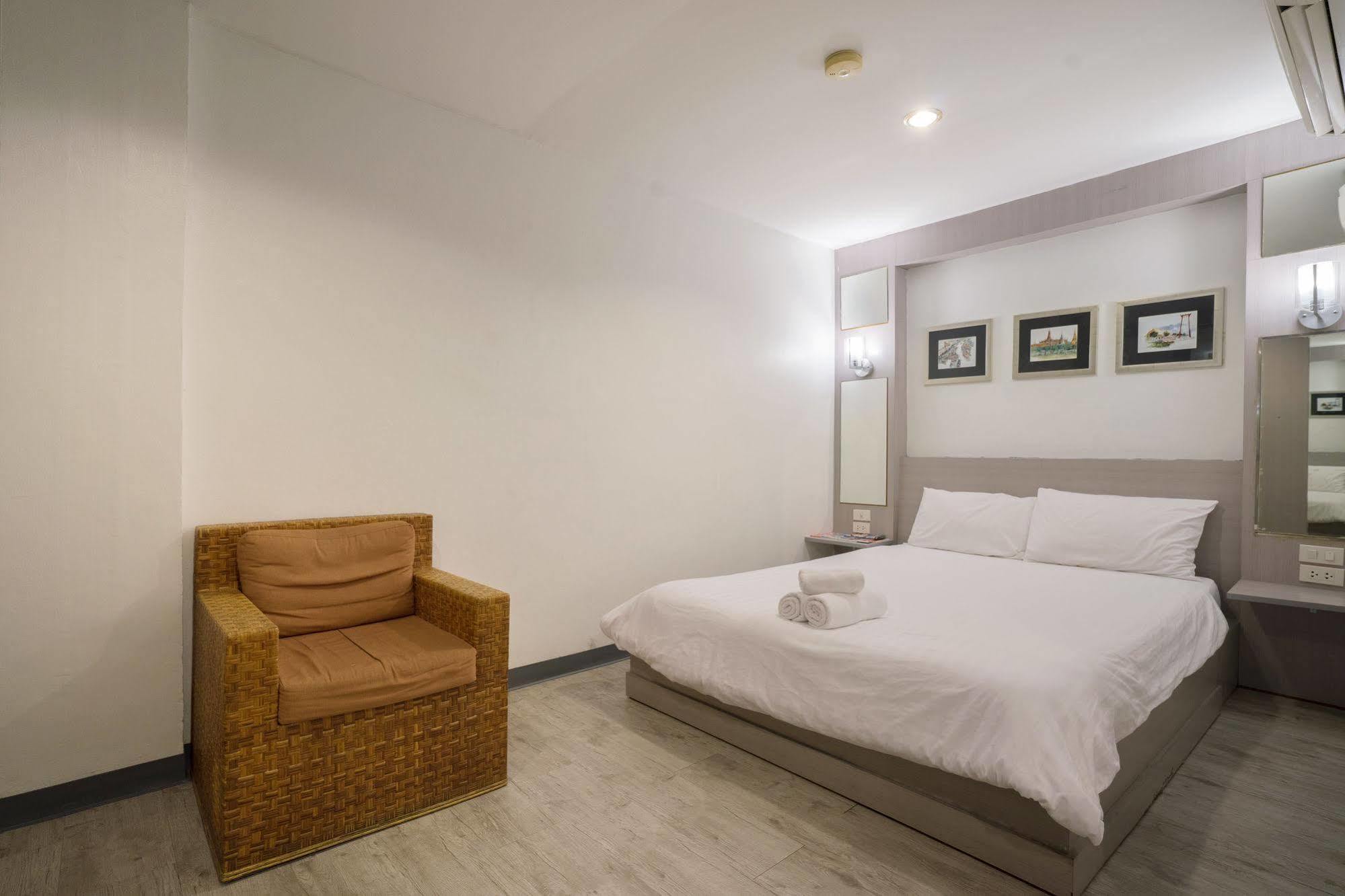 Oyo 437 Hostel Na Nara Банкок Екстериор снимка