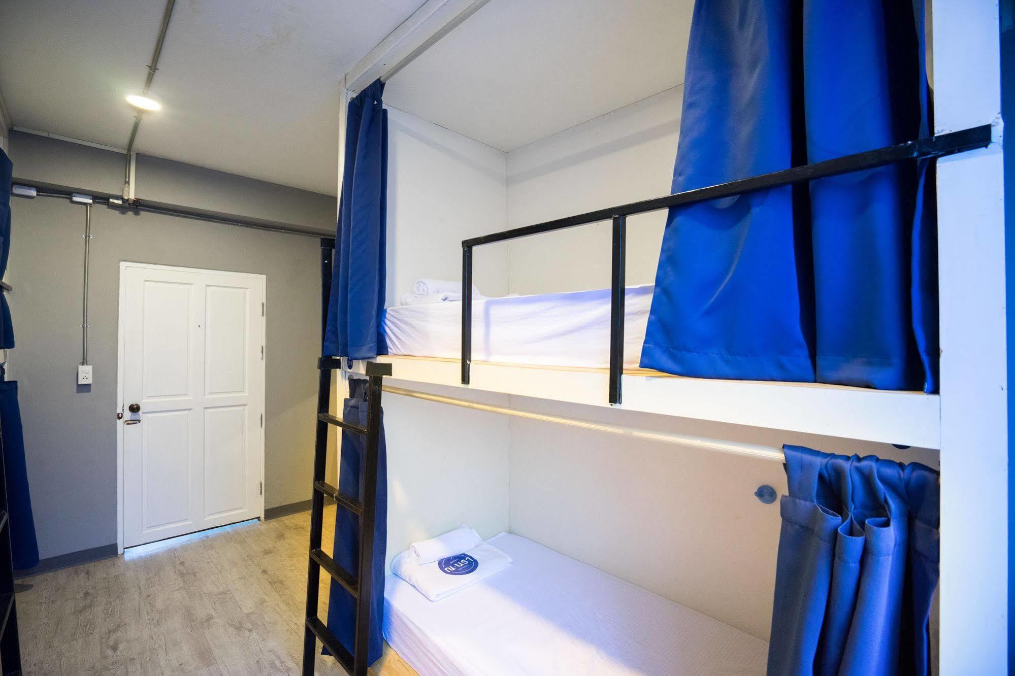 Oyo 437 Hostel Na Nara Банкок Екстериор снимка