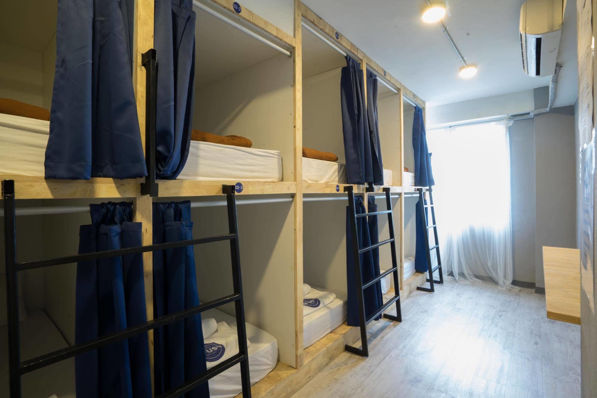 Oyo 437 Hostel Na Nara Банкок Екстериор снимка