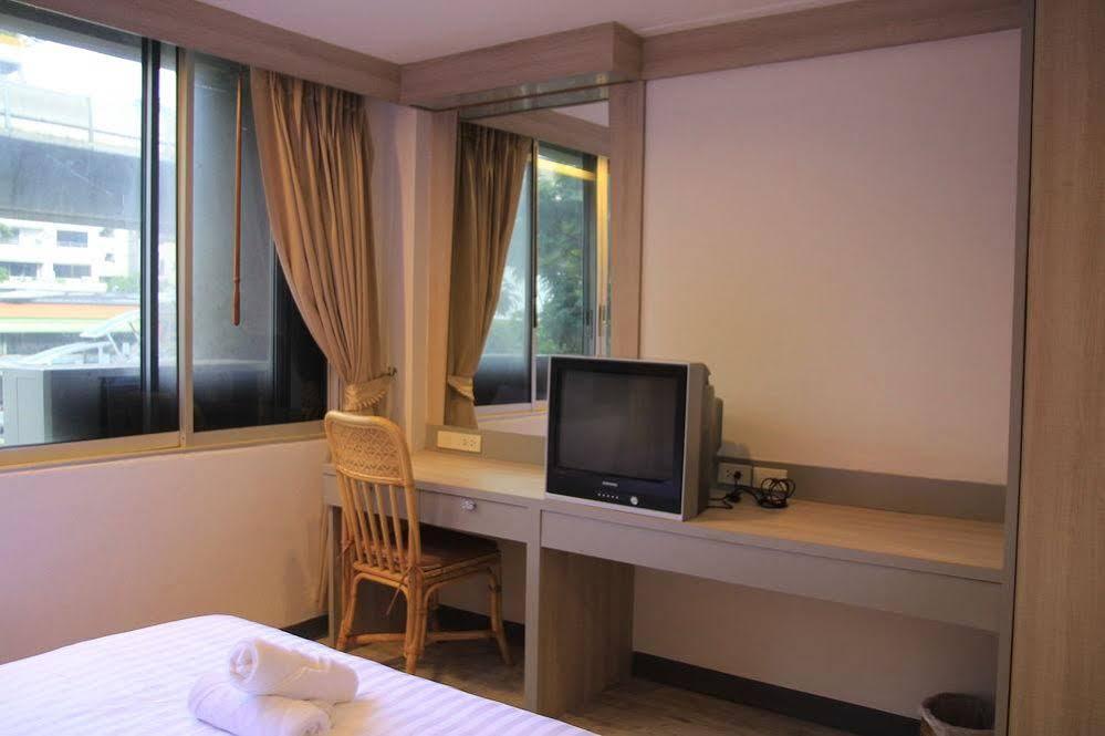 Oyo 437 Hostel Na Nara Банкок Екстериор снимка