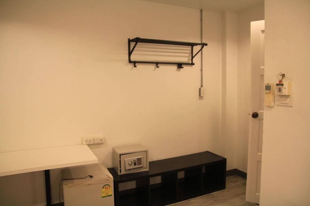 Oyo 437 Hostel Na Nara Банкок Екстериор снимка