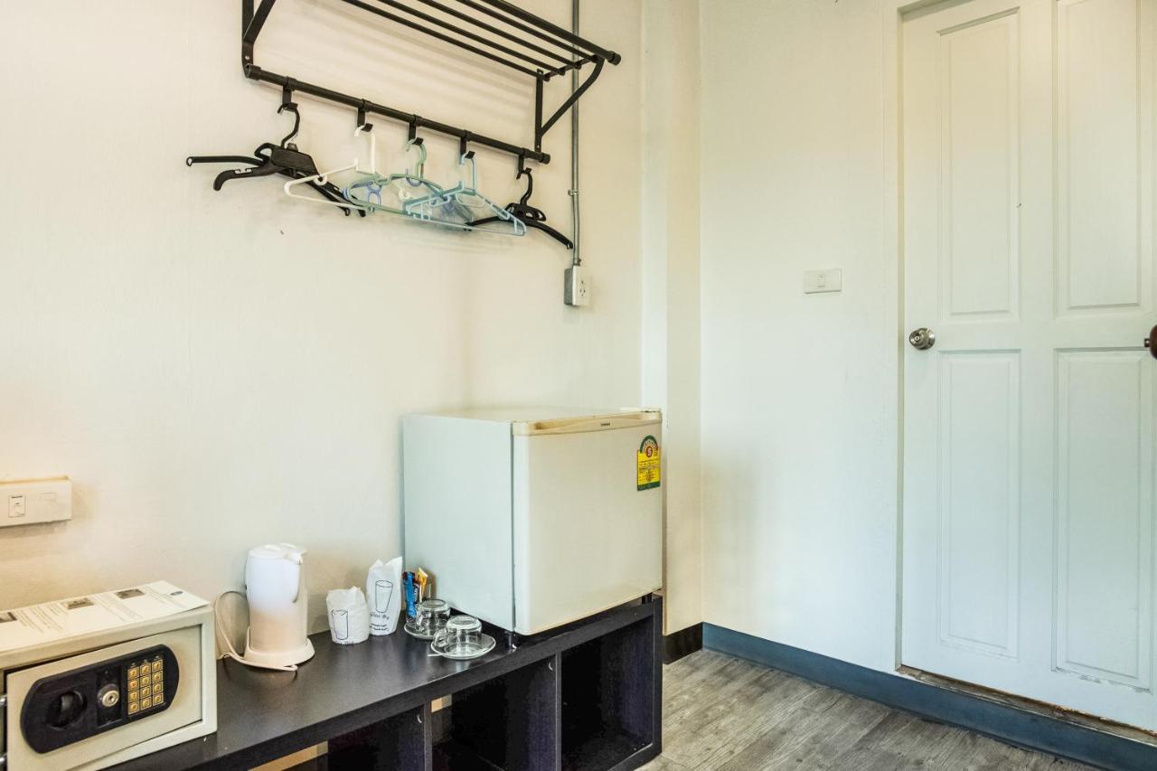 Oyo 437 Hostel Na Nara Банкок Екстериор снимка