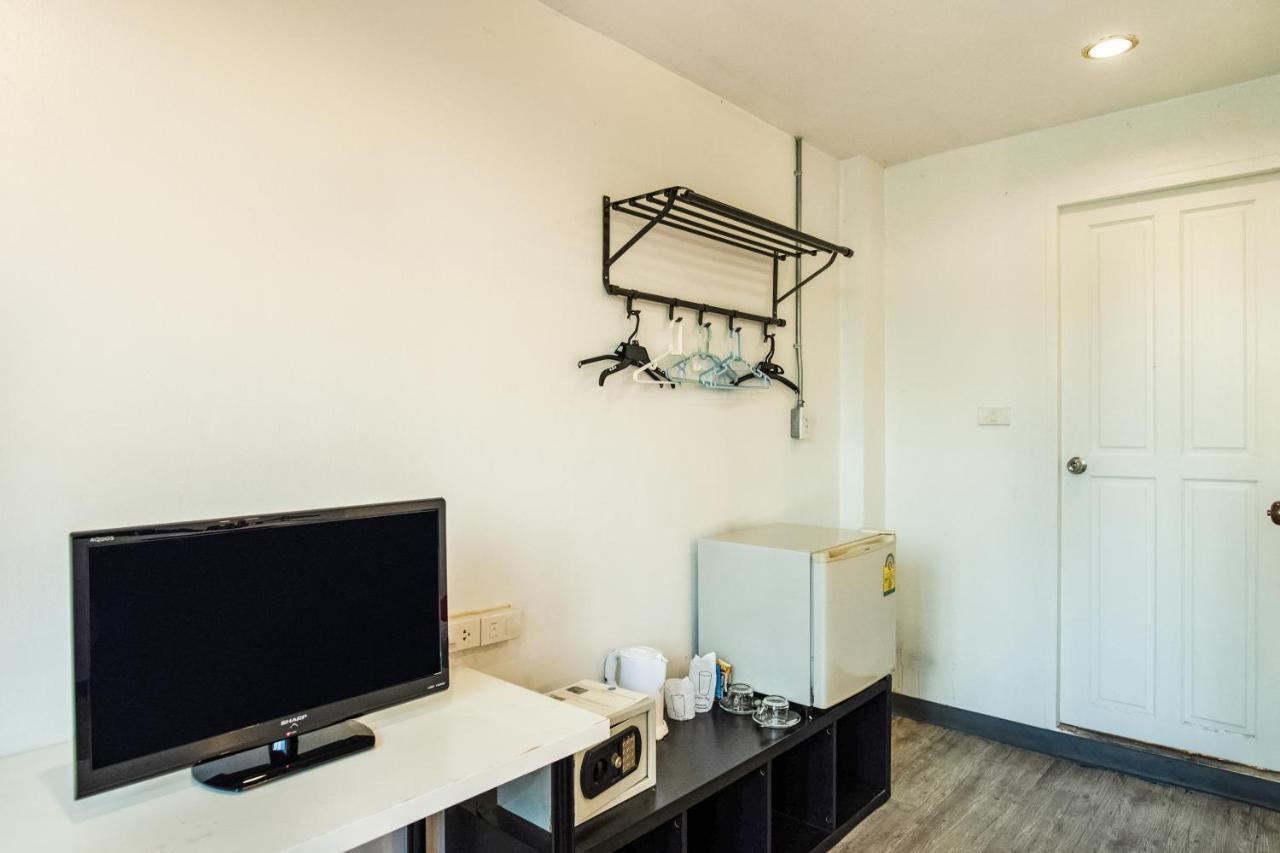 Oyo 437 Hostel Na Nara Банкок Екстериор снимка