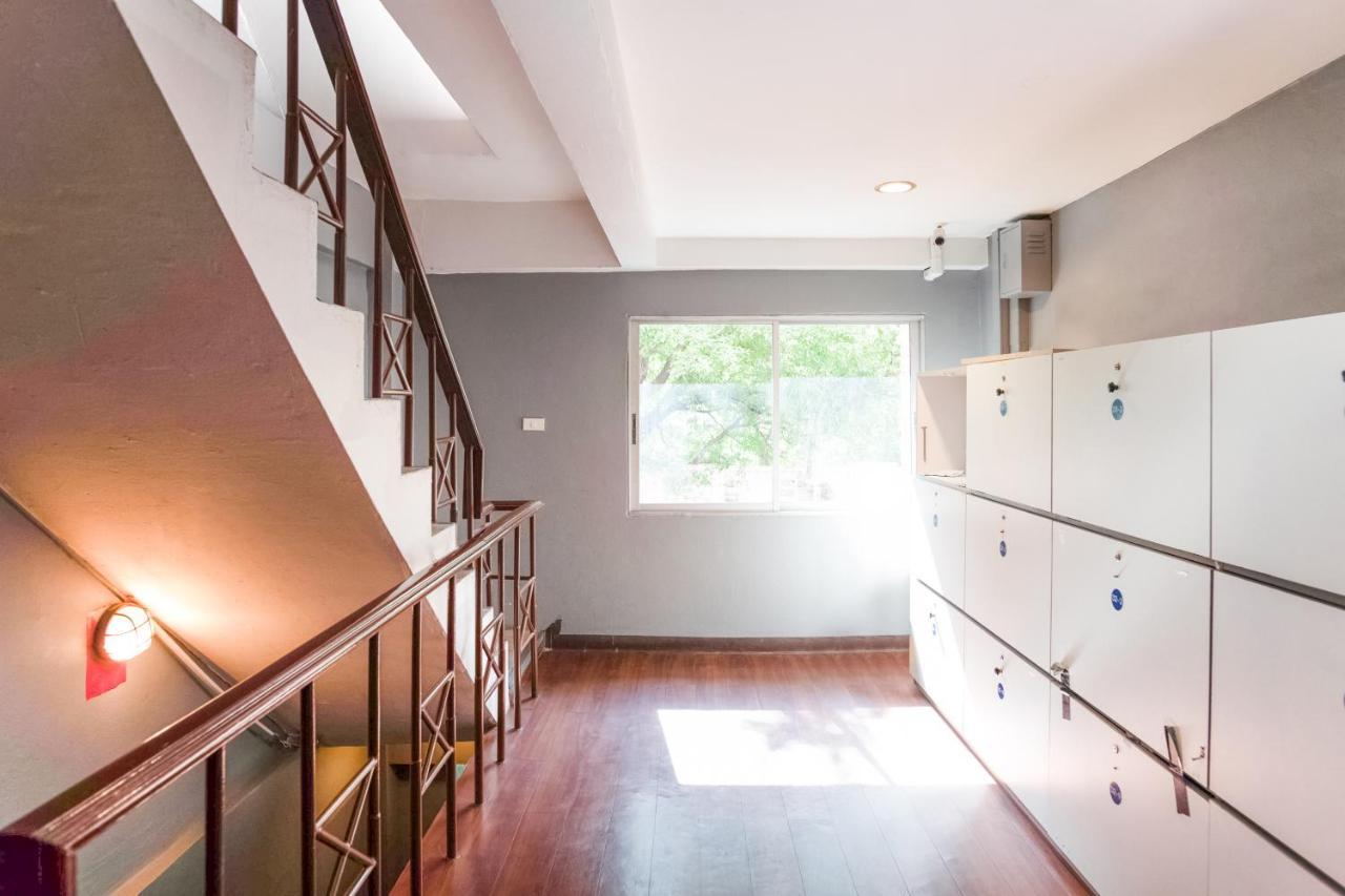 Oyo 437 Hostel Na Nara Банкок Екстериор снимка